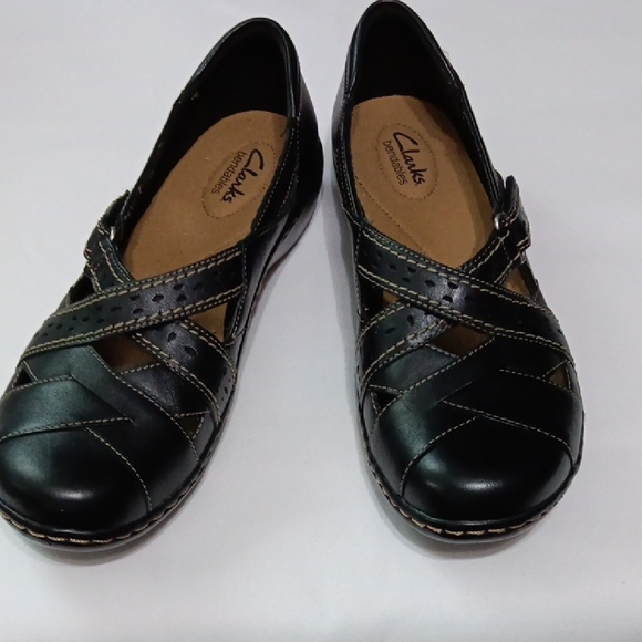 Clarks Women's  Black Ashland Spin Q Slip On  Flats with Crisscross Strap - 9M - Picture 1 of 8
